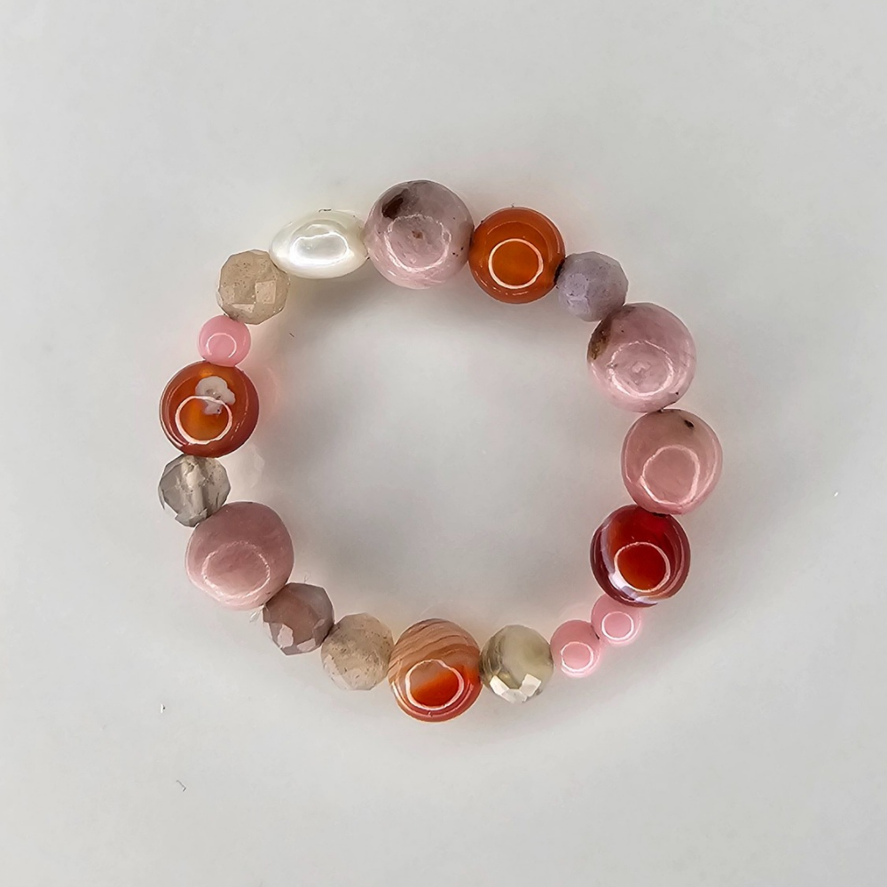 Einzigartige Edelstein & Süßwasserperlen Ringe – handgefertigt in Österreich. Zart, elegant & voller Energie – Schmuck mit Bedeutung für Damen.