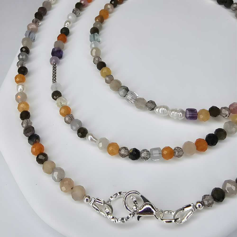 2-in-1 Edelsteinarmband mit Süßwasserperlen, mehrfach gewickelt, mit Mondstein, Fluorit, Opal, Obsidian und Peridot, silberfarbene Elemente.