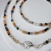 2-in-1 Edelsteinarmband mit Süßwasserperlen, mehrfach gewickelt, mit Mondstein, Fluorit, Opal, Obsidian und Peridot, silberfarbene Elemente.