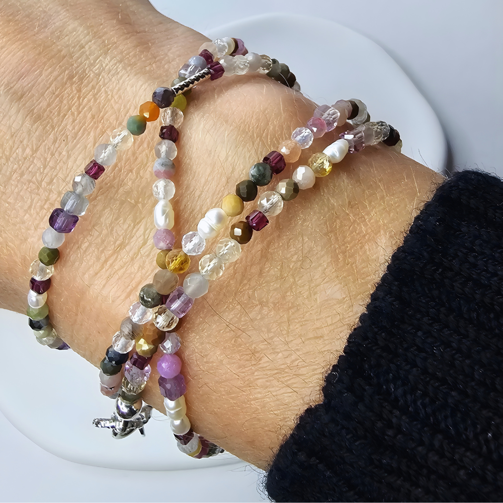 2-in-1 Edelsteinarmband mit Süßwasserperlen, buntes Perlenmix-Design am Handgelenk, silberfarbene Elemente, handgemacht.