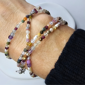 2-in-1 Edelsteinarmband mit Süßwasserperlen, buntes Perlenmix-Design am Handgelenk, silberfarbene Elemente, handgemacht.