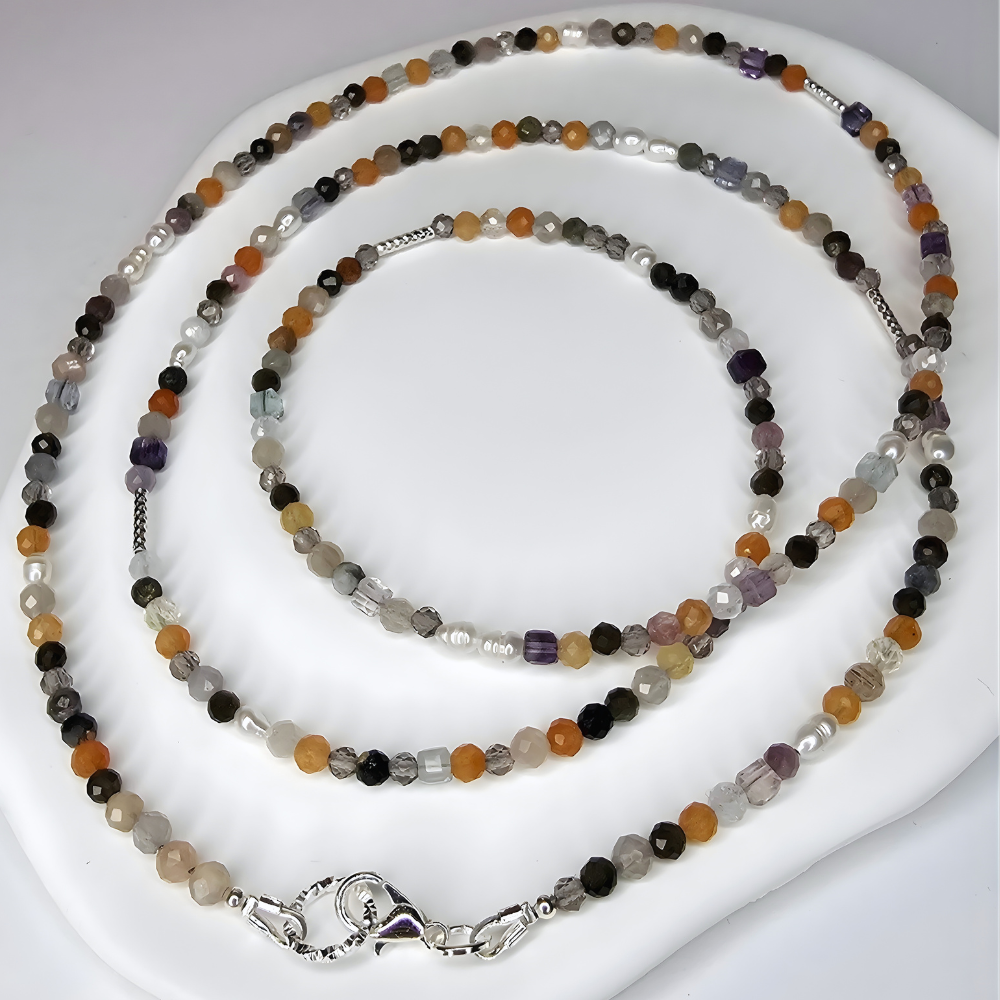 2-in-1 Edelsteinarmband mit Süßwasserperlen, mehrfach gewickelt, mit Mondstein, Fluorit, Opal, Obsidian und Peridot, silberfarbene Elemente.