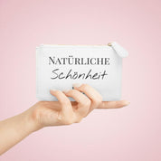 Elegante Makeup-Bag im veganen Leder mit dem Schriftzug "Natürliche Schönheit", ideal für unterwegs.