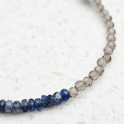 Saphir Edelsteinarmband – Saphir, Pyrit, Rauchquarz & Lapislazuli