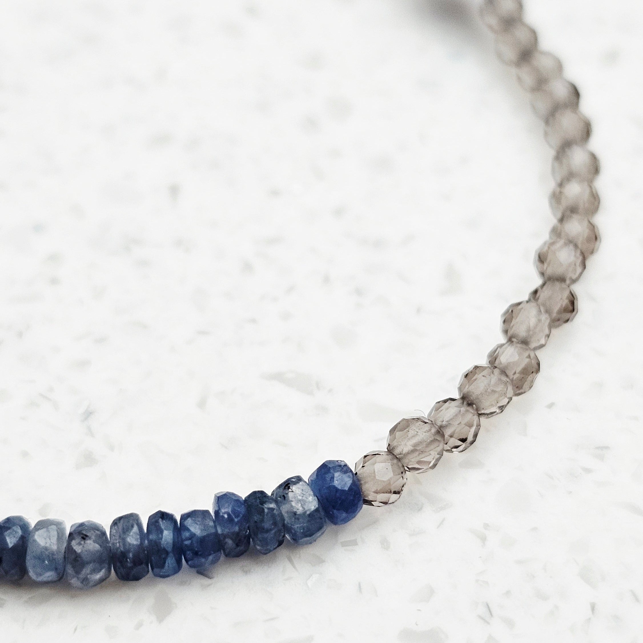 Saphir Edelsteinarmband – Saphir, Pyrit, Rauchquarz & Lapislazuli