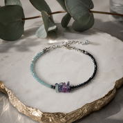 Amazonit Armband mit Hämatit und Fluorit. Handgefertigter Edelsteinschmuck für Damen – elegant, hochwertig und einzigartig.