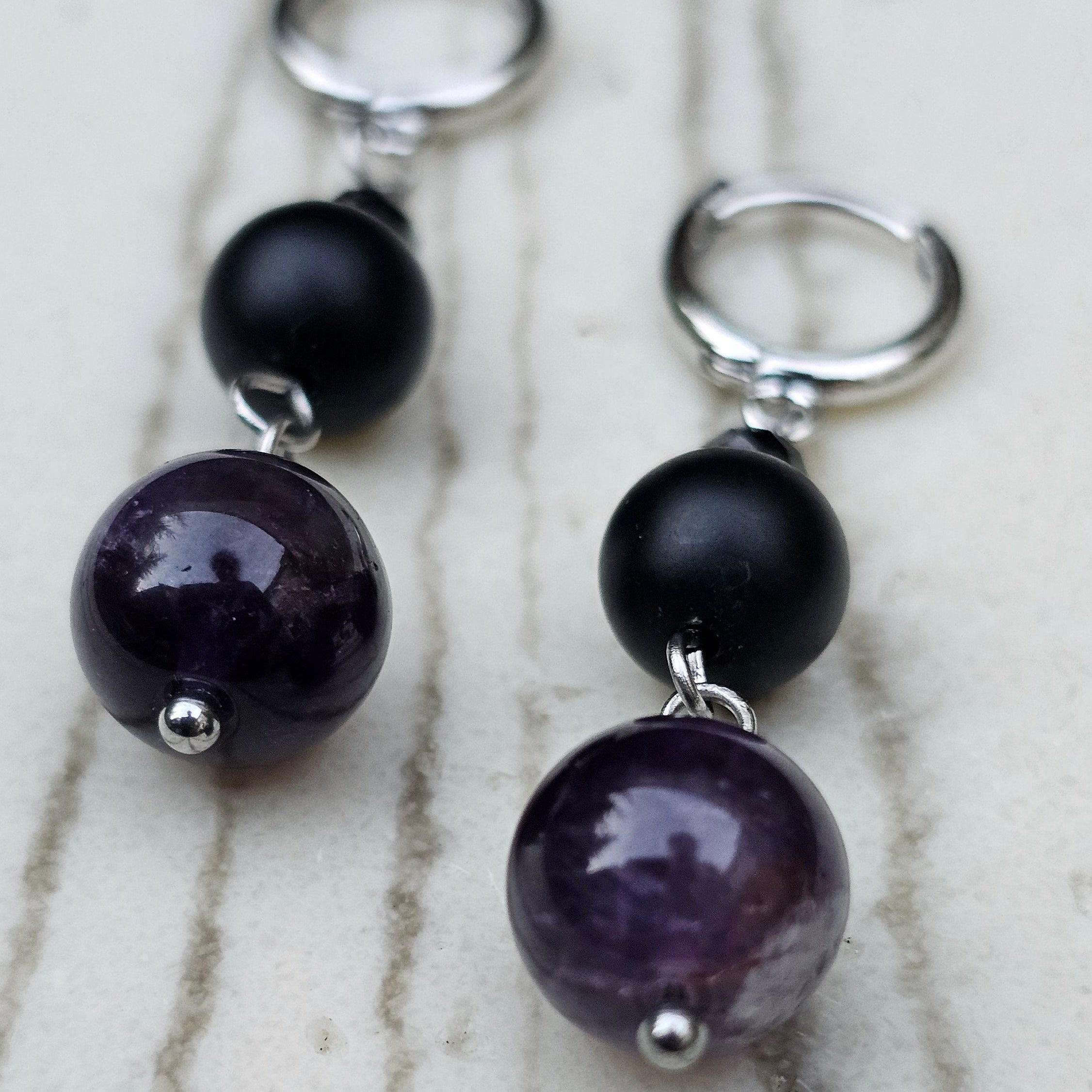 Amethyst und Onyx Ohrringe handgefertigt – Amé Noir | BE.Youniq