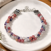 Amora Balance – feines Armband mit echten Edelsteinperlen: Rhodonit, Rosenquarz und Fluorit
