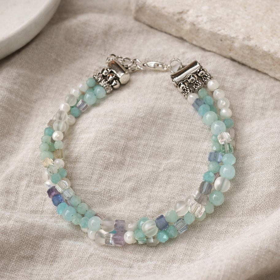 Mehrreihiges Edelsteinarmband mit Amazonit, Fluorit, Perlmutt und Bergkristall in sanften Aquatönen – eleganter handgefertigter Schmuck mit natürlicher Ausstrahlung.