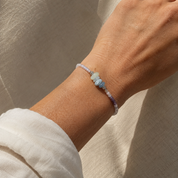Handgefertigtes Aquamarin Armband mit Fluorit und Opal. Natürliche Edelsteine, hochwertige Verarbeitung und sommerliche Eleganz für jeden Tag.