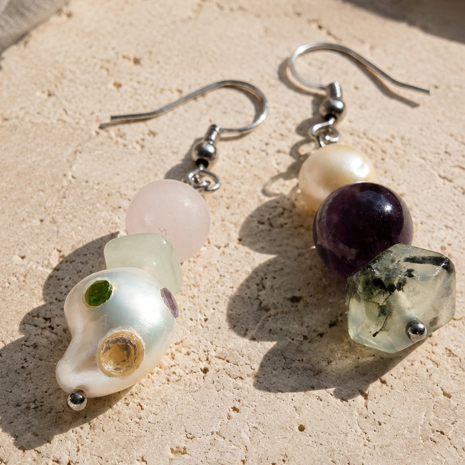 Asymmetrische Edelstein Ohrringe mit Süßwasserperlen, Rosenquarz, Fluorit und Amethyst – TAORMINA