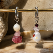 Asymmetrische Ohrringe Sea Wishper Florenz mit Rosenquarz, Süßwasserperlen und Granat – handgefertigter Edelsteinschmuck von BE-Youniq