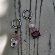 Asymmetrische Ohrringe Sea Wishper Florenz mit Rosenquarz, Süßwasserperlen und Granat – handgefertigter Edelsteinschmuck von BE-Youniq