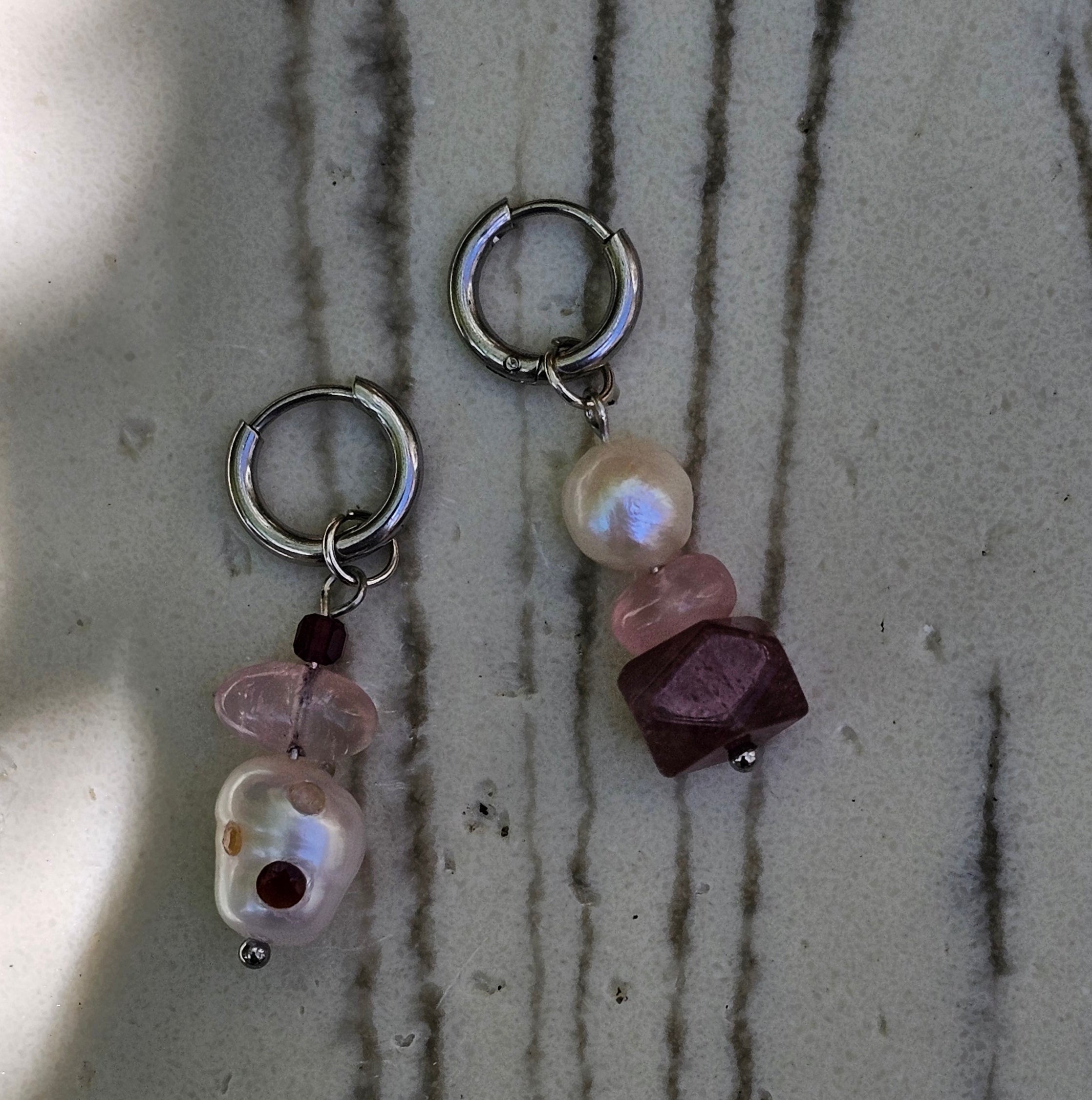 Asymmetrische Ohrringe Sea Wishper Florenz mit Rosenquarz, Süßwasserperlen und Granat – handgefertigter Edelsteinschmuck von BE-Youniq