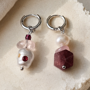 Asymmetrische Ohrringe Sea Wishper Florenz mit Rosenquarz, Süßwasserperlen und Granat – handgefertigter Edelsteinschmuck von BE-Youniq