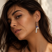 Asymmetrische Ohrringe mit Barockperlen, Amethyst & Fluorit. Handgefertigt, jedes Stück ein Naturunikat. Für Frauen, die Qualität und Ästhetik schätzen.