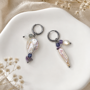 Asymmetrische Ohrringe mit Barockperlen, Amethyst und Fluorit – Sea Whisper Lavender von BE.Youniq
