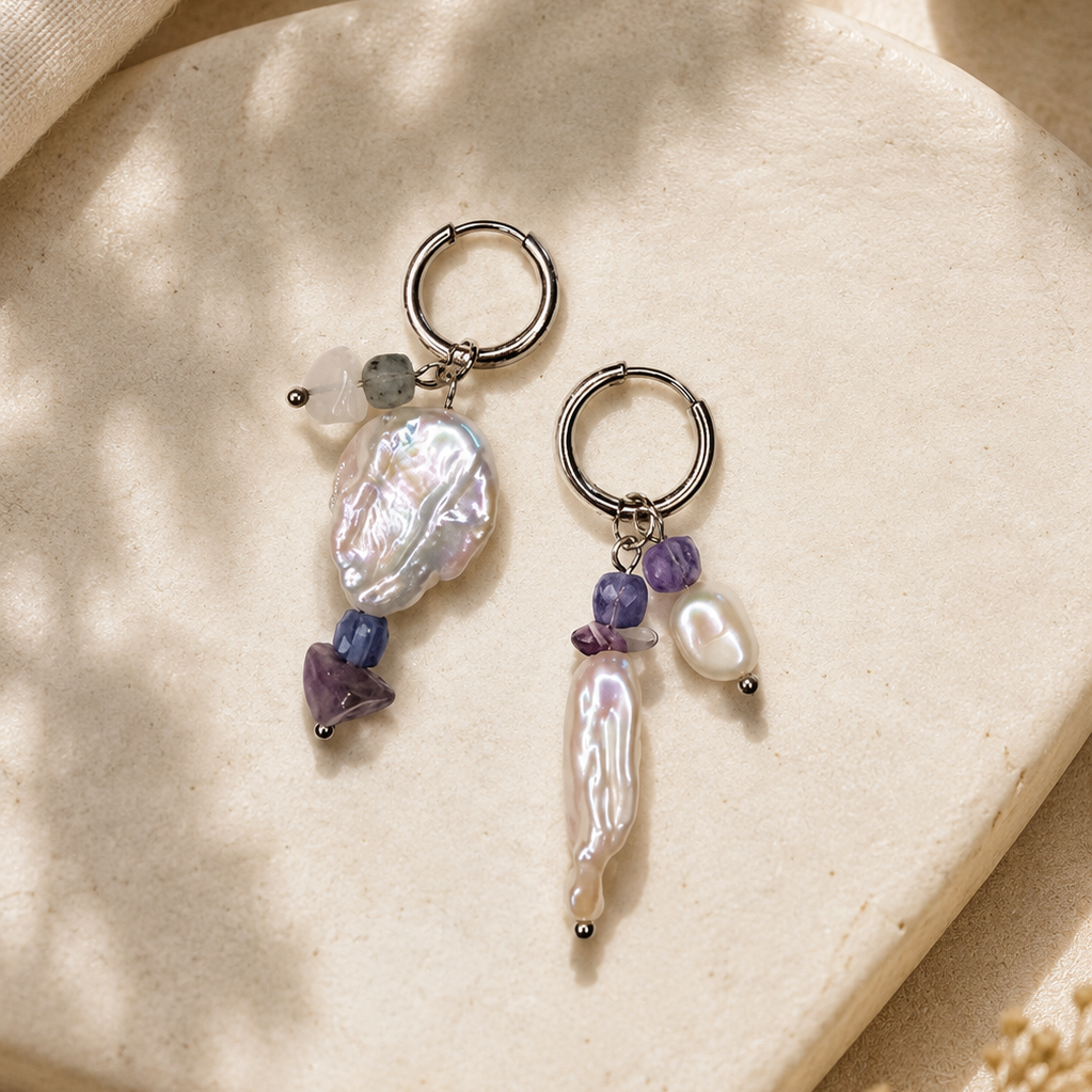 Asymmetrische Ohrringe mit Barockperlen, Amethyst und Fluorit – Sea Whisper Lavender von BE.Youniq
