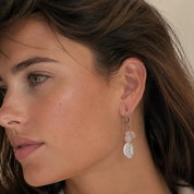 Asymmetrische Ohrringe mit Barockperlen, Rosenquarz & weißer Jade. Handgefertigt, jedes Stück ein Naturunikat. Für Frauen, die Qualität und Ästhetik schätzen.