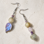 Asymmetrische Ohrringe aus Jade Fluorit Amethyst mit Süßwasserperlen in einem eleganten Design.