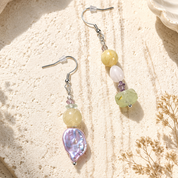Asymmetrische Ohrringe aus Jade Fluorit Amethyst mit Süßwasserperlen und verschiedenen Edelsteinen.