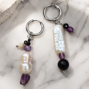 Asymmetrische Ohrringe mit Onyx, Süßwasserperlen & Amethyst – handgefertigt in Österreich. Zeitlose Eleganz trifft spirituelle Tiefe. Limitierte 