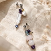 Asymmetrische Ohrringe mit Rosenquarz, Fluorit, Amethyst und Süßwasserperlen – handgefertigt bei BE-Youniq