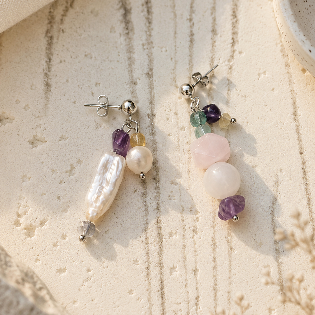 Asymmetrische Ohrringe mit Rosenquarz, Fluorit, Amethyst und Süßwasserperlen – handgefertigt bei BE-Youniq