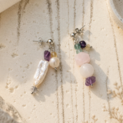Asymmetrische Ohrringe mit Rosenquarz, Fluorit, Amethyst und Süßwasserperlen – handgefertigt bei BE-Youniq