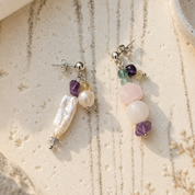 Asymmetrische Ohrringe mit Rosenquarz, Fluorit, Amethyst und Süßwasserperlen – handgefertigt bei BE-Youniq