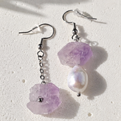Asymmetrische Ohrringe mit handgebohrtem Amethyst-Rohstein und Süßwasserperlen, handgefertigt