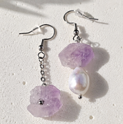 Asymmetrische Ohrringe mit handgebohrtem Amethyst-Rohstein und Süßwasserperlen, handgefertigt