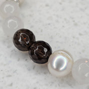 Smoky Grace Armband aus Rauchquarz, weißer Jade und Süßwasserperlen – weitere Produktansicht