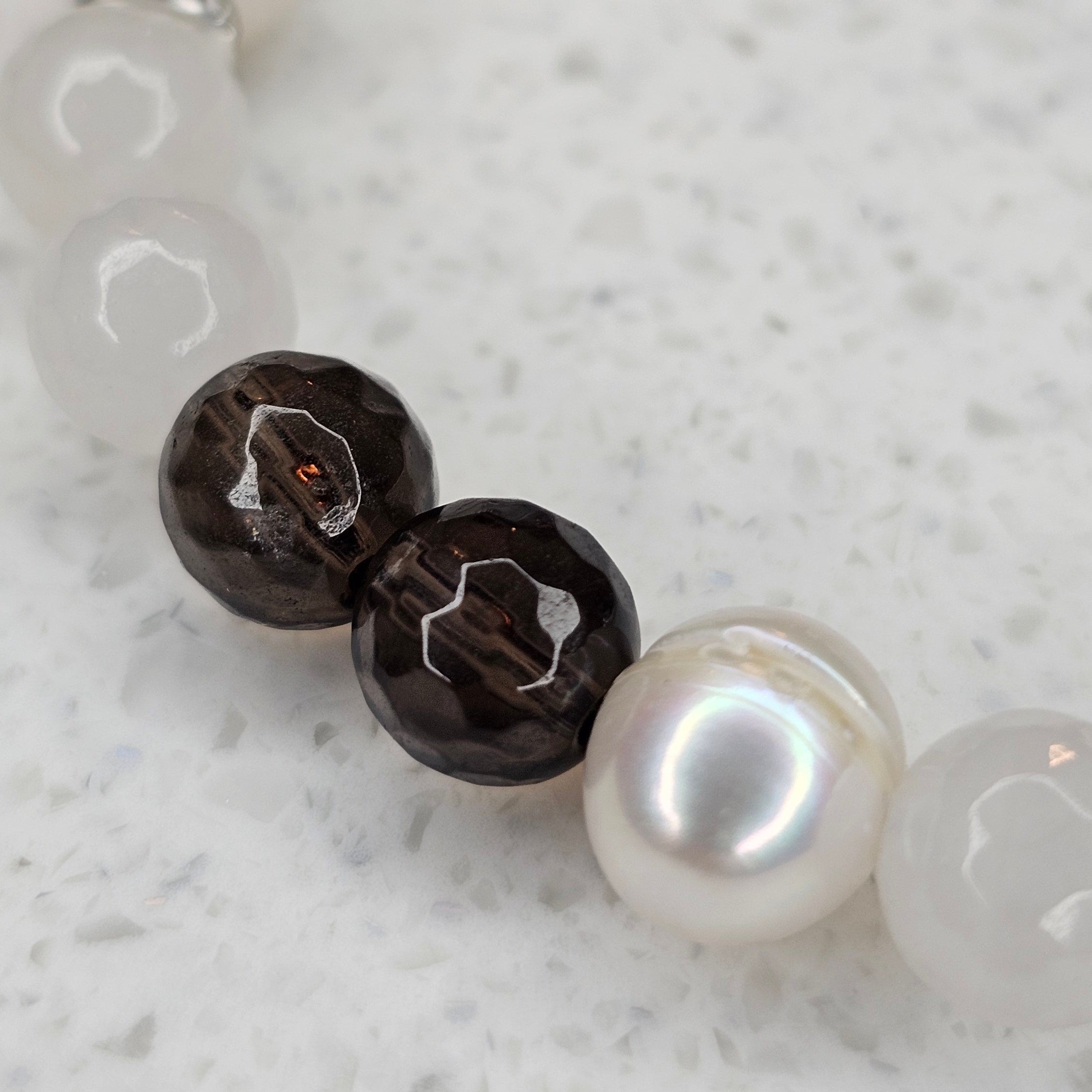 Smoky Grace Armband aus Rauchquarz, weißer Jade und Süßwasserperlen – weitere Produktansicht