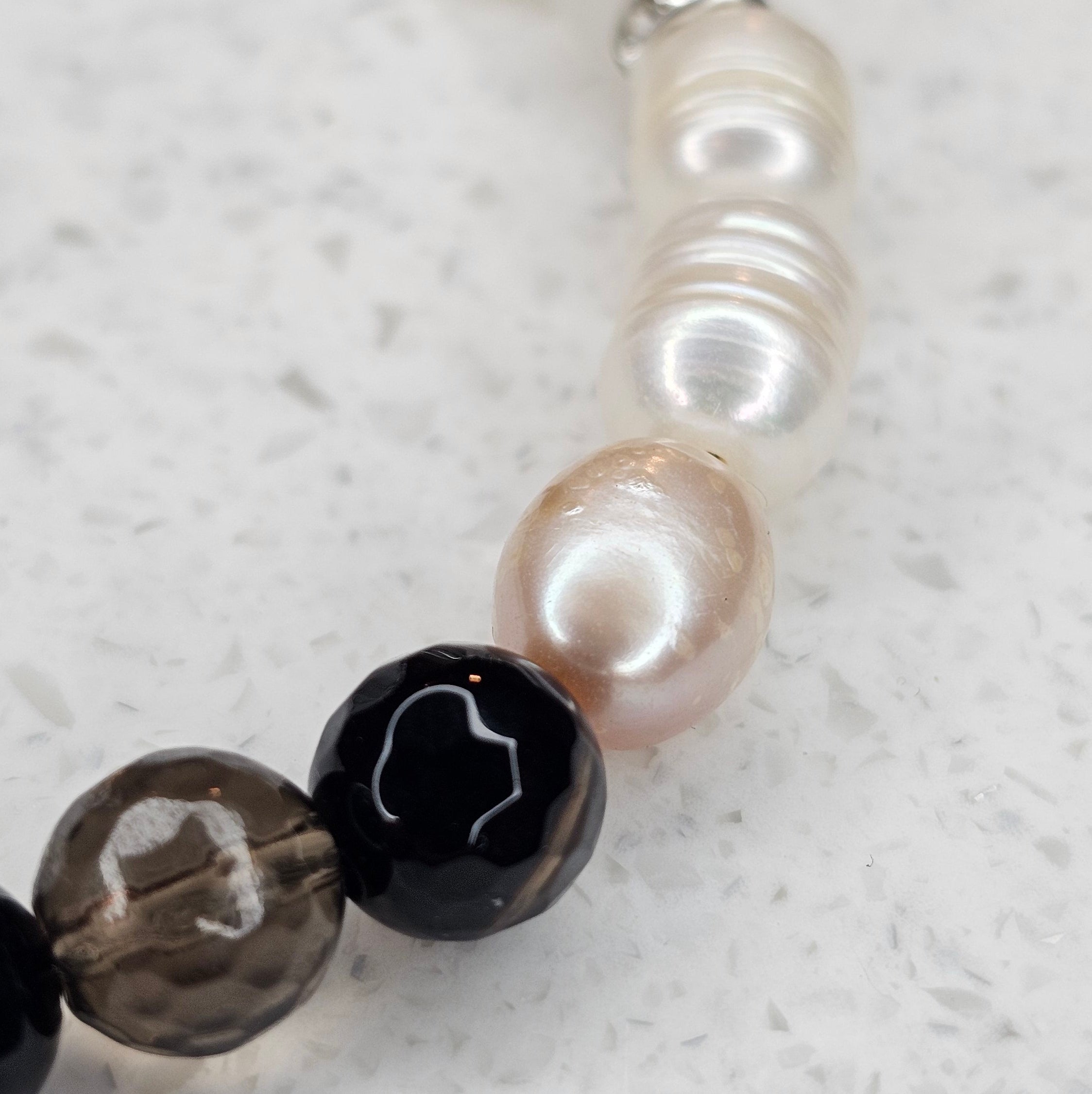 Handgefertigtes Smoky Grace Natursteinarmband mit Rauchquarz, weißer Jade und Süßwasserperlen – Detailansicht