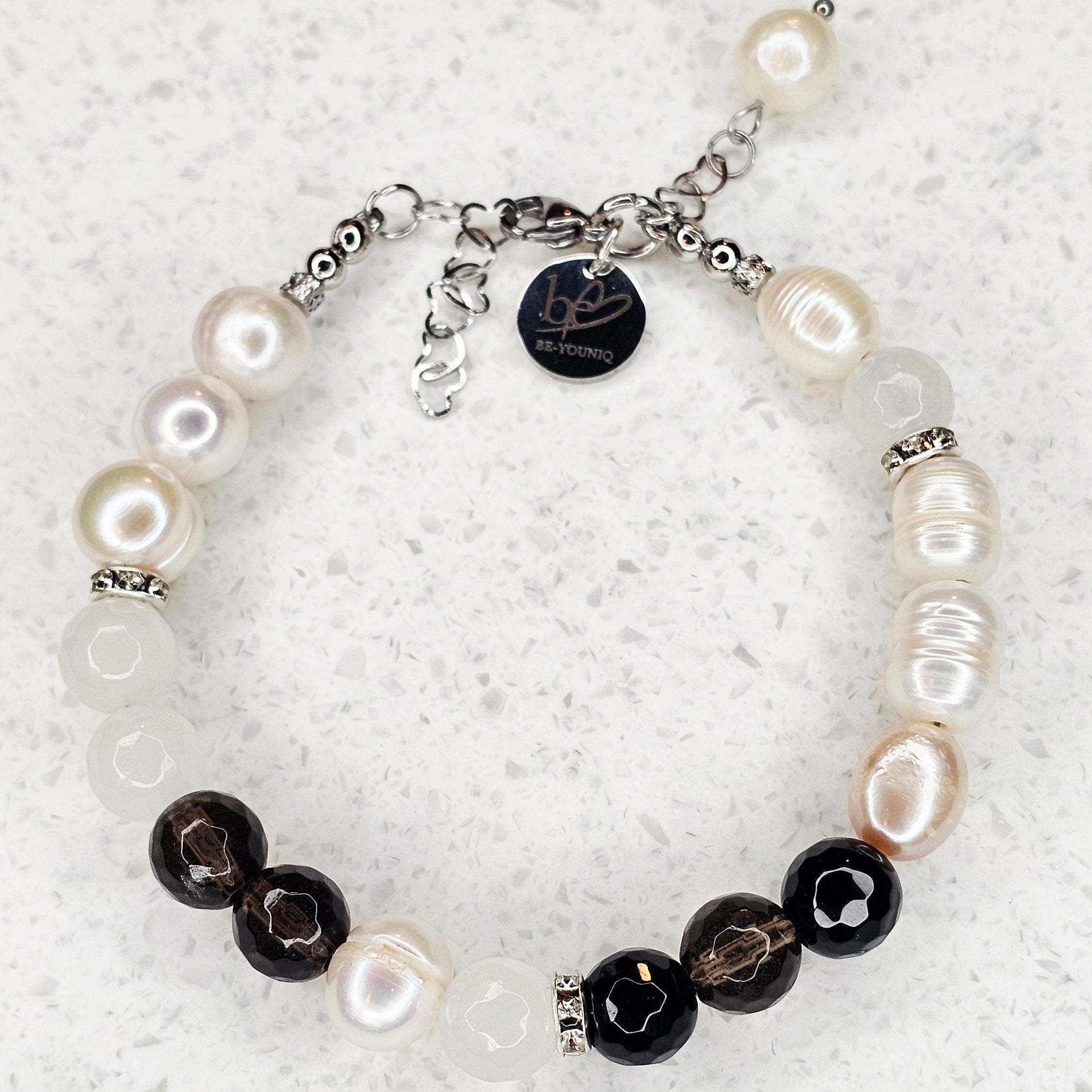 Smoky Grace handgefertigtes Edelsteinarmband mit Rauchquarz, weißer Jade und Süßwasserperlen von BE-Youniq