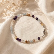 Bliss Charm – handgefertigtes Edelsteinarmband: Aquamarin und Amethyst