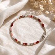 Blush Stone – handgefertigtes Edelsteinarmband: Pink Botswana Achat, Karneol und Bergkristall sowie weitere Edelsteine