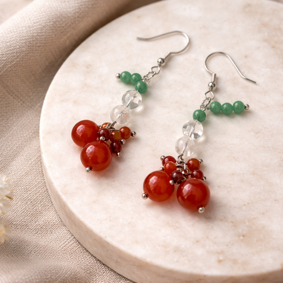 Cherry Edelstein-Ohrringe: Karneol-Kirschen, Bergkristall und Aventurin, Produktfoto mit Schatten