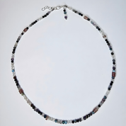Handgefertigter Edelstein-Choker – filigrane Halskette, die deine natürliche Ausstrahlung im Alltag und zu besonderen Anlässen unterstreicht.