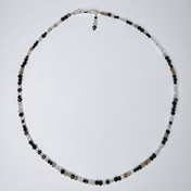 Handgefertigter Edelstein-Choker – filigrane Halskette, die deine natürliche Ausstrahlung im Alltag und zu besonderen Anlässen unterstreicht.