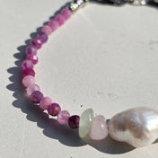 Edelsteinarmband mit Rubin, Rosenquarz, Amazonit, grünem Chalcedon und Süßwasserperlen