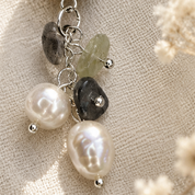 Detailansicht: Mystic Earthlight Ohrringe mit natürlichen Edelsteinen – Jade, Labradorit, Aquamarin und Perlen