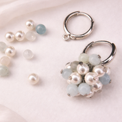 Detailaufnahme – Bergkristall, Beryll und Perlmutt in den Silk Bloom Ohrringen von BE-Youniq