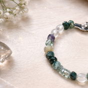 Detailaufnahme der Terralume Ohrringe – Alashan Achat, Fluorit & Bergkristall in Erdtönen