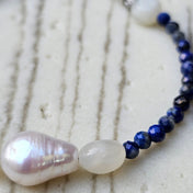 Detailaufnahme des Sea Breeze Cobalt Armbands aus Lapislazuli, Mondstein und Süßwasserperlen.