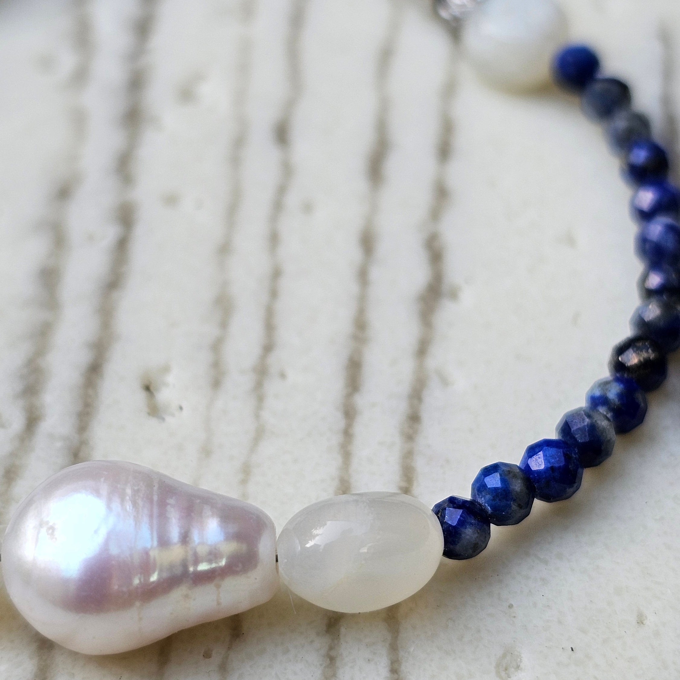 Detailaufnahme des Sea Breeze Cobalt Armbands aus Lapislazuli, Mondstein und Süßwasserperlen.