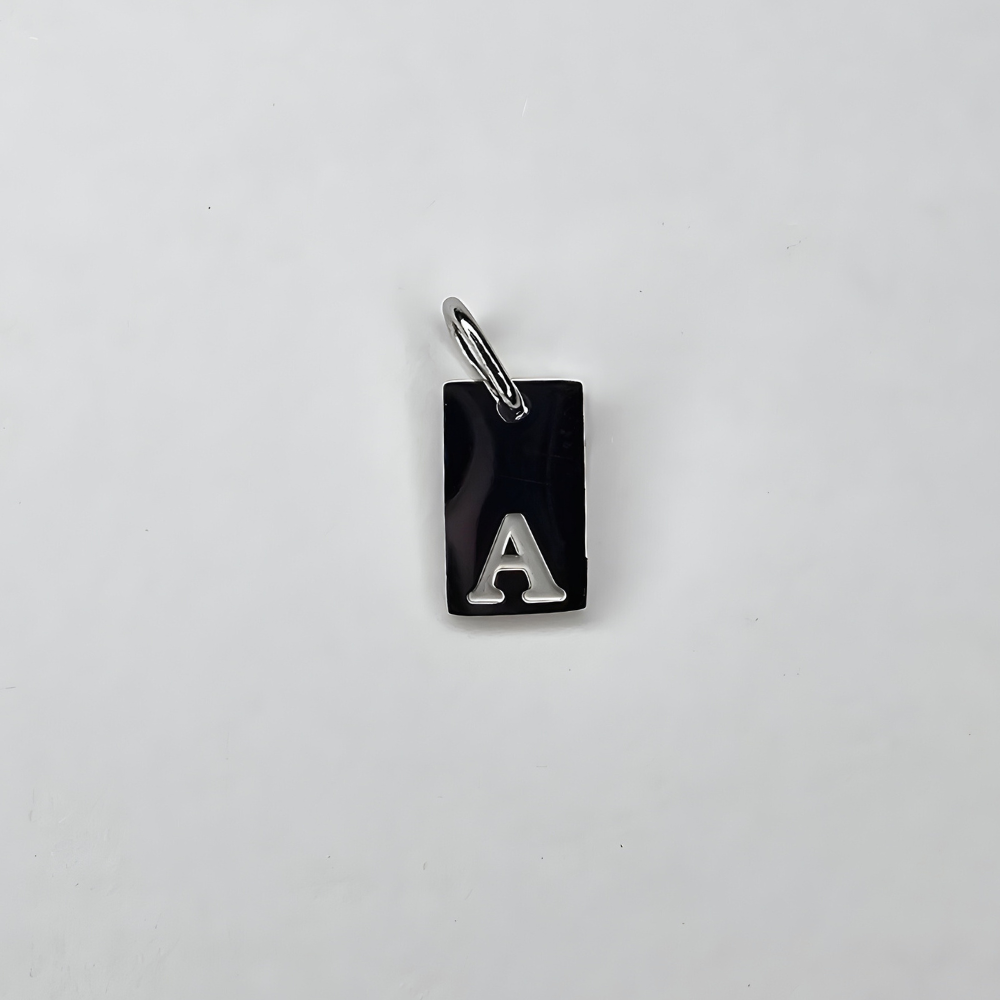 Ein kleiner, hochwertiger Initial-Charm aus Edelstahl, der deinem Schmuckstück eine persönliche Note verleiht
