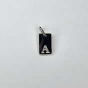 Ein kleiner, hochwertiger Initial-Charm aus Edelstahl, der deinem Schmuckstück eine persönliche Note verleiht