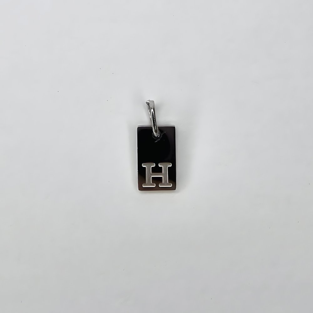 Ein kleiner, hochwertiger Initial-Charm aus Edelstahl, der deinem Schmuckstück eine persönliche Note verleiht